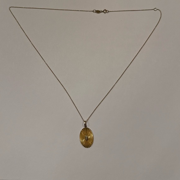 Elegant Gold Pendant Necklace